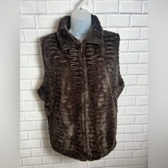 Andrea Faye Women's Brown faux fur vest /size XL - Picture 1 of 11
